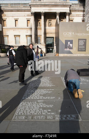 Die obdachlosen Bard, einem Obdachlosen Mann Poesie auf dem Bürgersteig außerhalb der National Gallery Trafalgar Square, London, UK Stockfoto