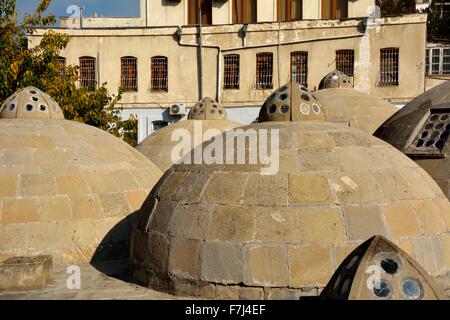 Um die alten Dächer von öffentlichen Bädern in Baku Altstadt, in der Hauptstadt Aserbaidschans einschließlich Umgebung Stockfoto