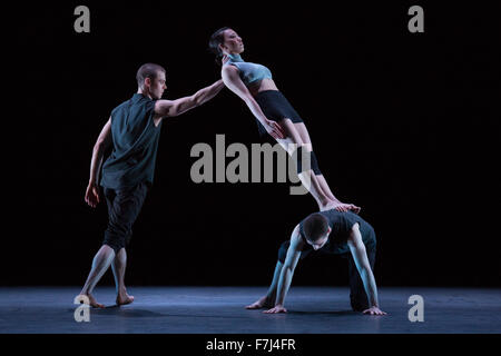 24.11.2015. London, UK. Aufgefangener Sturz von Yu-Hsien Wu, Adam Kirkham und Nathan Young ausgeführt. Russell Maliphant Company präsentieren verbergen / zeigen Sadler es Wells vom 26. bis 28. November 2015. Verbergen / zeigen ist der 20. Jubiläumsfeier zwischen Choreographin Russell Maliphant und Lichtdesigner Michael Hulls. Stockfoto