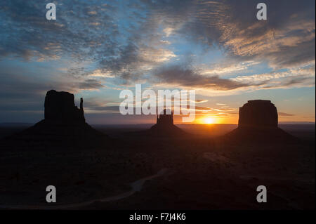 Sonnenuntergang hinter Buttes im Monument Valley, Utah, USA Stockfoto