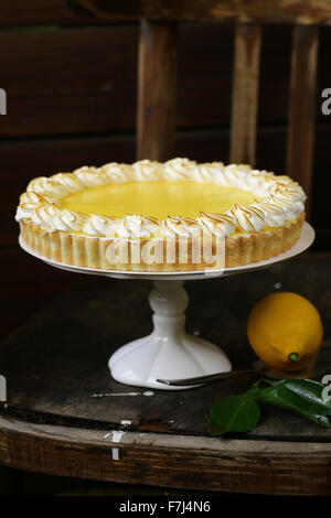 hausgemachte gebackene Torte Zitronenkuchen mit Baiser Sahne Stockfoto