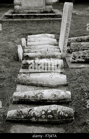 Charles Dickens Kind Gräber in St James Friedhof in Kühlung in Kent in England in Großbritannien im Vereinigten Königreich. Aus dem Roman Great Expectations Stockfoto