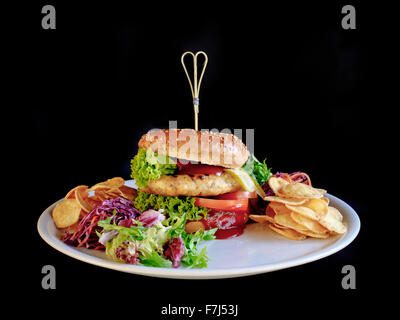 Chicken Burger mit Pommes Frites und Gemüse Stockfoto