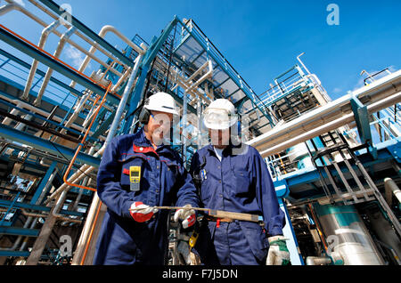 Öl und Gas Arbeiter in großen Öl-Industrie Stockfoto