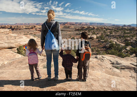 Familie Blick auf malerische Aussicht in Canyonlands National Park, Utah, USA Stockfoto