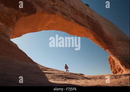 Kind zu Fuß unter natürlichen Bogen in Utah, USA Stockfoto