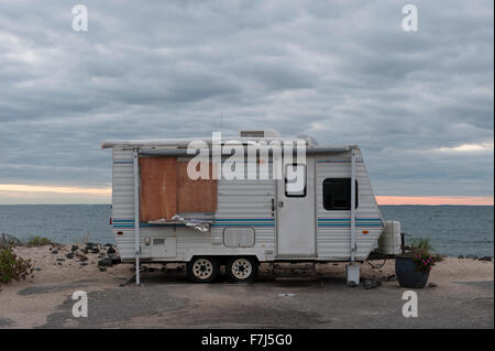 Wohnmobil geparkt neben dem Strand Stockfoto