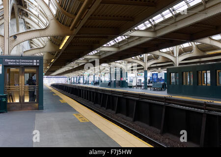 30th Street Station in Philadelphia, Pennsylvania dient s s-Bahnen und Züge des Fernverkehrs. Stockfoto