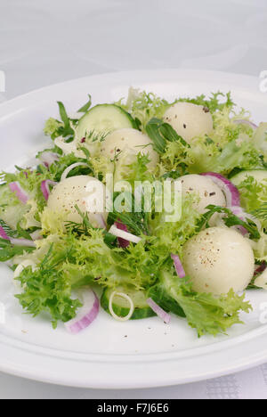 Rucola-Salat mit Gurke mit Melonenkugeln Stockfoto