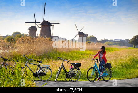Querformat mit Windmühlen und Fahrräder - Kinderdijk, Holland-Niederlande Stockfoto