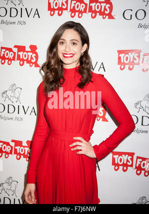 New York, USA. 30. November 2015. Schauspielerin Emmy Rossum besucht GODIVA Auftakt zur heißen Schokolade für eine Ursache, profitieren Spielwaren für Tots Stiftung bei GODIVA Chocolatier 650 5th Avenue, Manhattan Credit: Sam Aronov/Alamy Live News Stockfoto