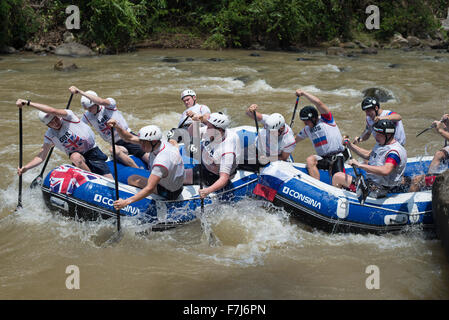 Citarik River, Provinz West-Java, Indonesien. 1.. Dezember 2015. U19 Männer Head-to-Head-Sprint-Finale zwischen Großbritannien und Russland bei der Rafting-Weltmeisterschaft 2015 in Citarik River, Provinz West-Java, Indonesien, 1. Dezember 2015. Der große Brite gewinnt die Goldmedaille, gefolgt von Russland und der Slowakei. Stockfoto