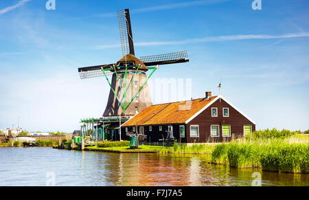 Windmühlen in Zaanse Schans Museum - Holland-Niederlande Stockfoto