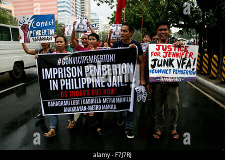 Manila, Philippinen. 1. Dezember 2015. LGBTQ-Gruppe Bahaghari beigetreten Gabriela, wie sie vor der amerikanischen Botschaft in Manila zu protestieren. Frauenrechte Gruppe Gabriela Blei Protest an der amerikanischen Botschaft in Manila zu fordern Gerechtigkeit für Laudes Tod marschieren. Bildnachweis: J Gerard Seguia/ZUMA Draht/Alamy Live-Nachrichten Stockfoto