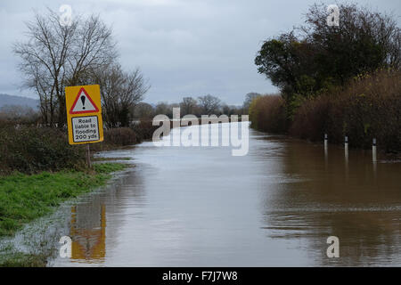 Letton, Herefordshire, England. 1. Dezember 2015. Die A438 Hauptstraße zwischen Hereford und Hay-on-Wye ist geschlossen wegen Überschwemmungen in der Nähe von Letton wegen Überschwemmungen nach dem Fluss Wye seinen Ufern Überschwemmungen lokale Felder entlang der Grenze zwischen England und Wales platzte. Stockfoto