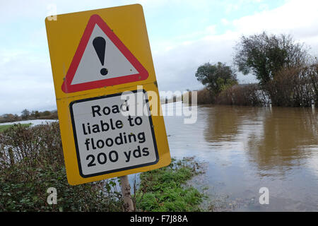 In der Nähe von Letton, Herefordshire, England. 1. Dezember 2015. Die A438 Hauptstraße zwischen Hereford und Hay-on-Wye ist geschlossen wegen Überschwemmungen in der Nähe von Letton wegen Überschwemmungen nach dem Fluss Wye seinen Ufern Überschwemmungen lokale Felder entlang der Grenze zwischen England und Wales platzte. Stockfoto