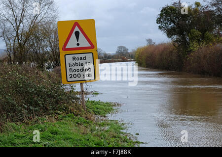 Letton, Herefordshire, England. 1. Dezember 2015. Die A438 Hauptstraße zwischen Hereford und Hay-on-Wye ist geschlossen wegen Überschwemmungen in der Nähe von Letton wegen Überschwemmungen nach dem Fluss Wye seinen Ufern Überschwemmungen lokale Felder entlang der Grenze zwischen England und Wales platzte. Stockfoto