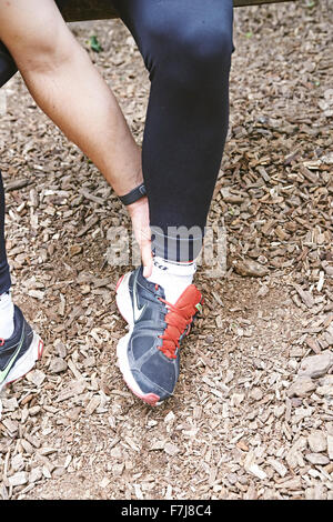 MANN MIT SCHMERZEN AM SPRUNGGELENK Stockfoto