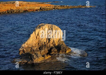 Felsen im Meer bei Sonnenuntergang Stockfoto