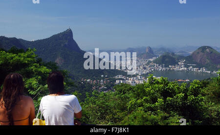 Blick über Rio De Janeiro, Brasilien, 12. April 2005. Der Corcovado-Berg mit dem Christus der Erlöser Statue (L) und den Zuckerhut (M) ist das Wahrzeichen der Stadt. Am 1 März 1564, heutigen Rio De Janeiro etabliert hatte, unter dem Namen Cidade de São Sebastião Rio De Janeiro-Foto: Ralf Hirschberger - NO-Draht-Dienst - Stockfoto