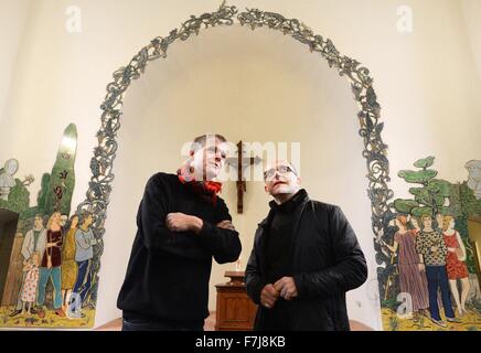 Bernburg, Deutschland. 30. November 2015. Grafiker und Maler Moritz Götze (L) und Kirche Pfarrer Sven Baier untersuchen Emailplatten in der Apsis der Schlosskirche St. Aegidien in Bernburg, Deutschland, 30. November 2015. Die Platte gehört zu einem Zyklus von Kunstwerken, die Szenen aus der Bibel in die heutige Zeit transportiert. Goetze arbeitet auf der Serie von Kunstwerken für die vergangenen drei Jahre rund 320 einzelne Emailplatten basteln. Foto: Waltraud Grubitzsch/Dpa) / Dpa/Alamy Live News Stockfoto