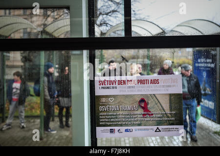 Liberec, Tschechische Republik. 1. Dezember 2015. AIDS-Straßenbahn, das Bewusstsein für HIV/AIDS, kostenlos testen, läuft durch die Straßen von Liberec, Tschechische Republik, 1. Dezember 2015. © Radek Petrasek/CTK Foto/Alamy Live-Nachrichten Stockfoto