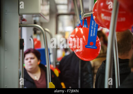 Liberec, Tschechische Republik. 1. Dezember 2015. AIDS-Straßenbahn, das Bewusstsein für HIV/AIDS, kostenlos testen, läuft durch die Straßen von Liberec, Tschechische Republik, 1. Dezember 2015. © Radek Petrasek/CTK Foto/Alamy Live-Nachrichten Stockfoto