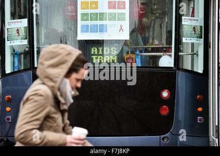 Liberec, Tschechische Republik. 1. Dezember 2015. AIDS-Straßenbahn, das Bewusstsein für HIV/AIDS, kostenlos testen, läuft durch die Straßen von Liberec, Tschechische Republik, 1. Dezember 2015. © Radek Petrasek/CTK Foto/Alamy Live-Nachrichten Stockfoto