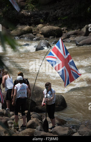 Citarik River, Provinz West Java, Indonesien. 1st. Dezember 2015. Britische Rafterinnen warten darauf, ihr Herren-Team bei der Rafting-Weltmeisterschaft in Citarik River, West Java, Indonesien zu unterstützen. Stockfoto