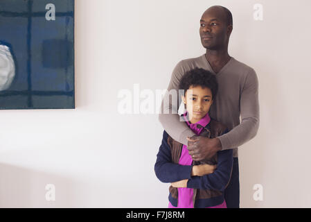 Junge gelehnt Vater, Porträt Stockfoto