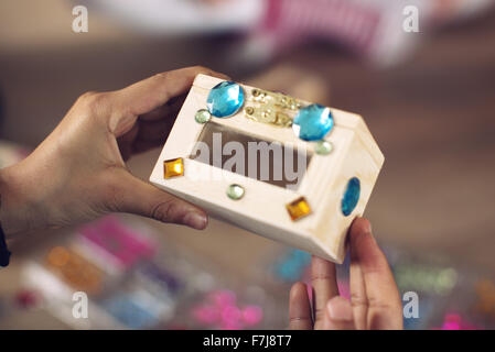 Kind, Deko-Box mit Stick-on Juwelen, beschnitten Stockfoto