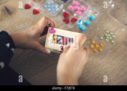 Kind, Deko-Box mit Stick-on Juwelen, beschnitten Stockfoto