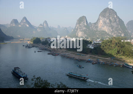 Ausflugsboote am Fluss Li an Xingping Guilin Region Guangxi, China LA008211 Stockfoto