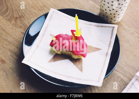 Kleine Kuchen mit Geburtstag Kerze Stockfoto