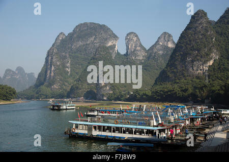 Ausflugsboote am Fluss Li an Xingping Guilin Region Guangxi, China LA008212 Stockfoto