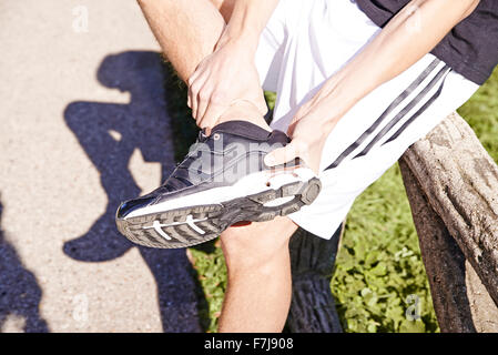 MANN MIT SCHMERZEN AM SPRUNGGELENK Stockfoto