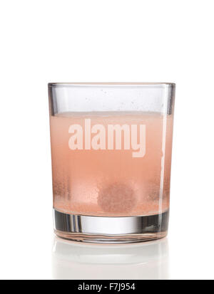 Orange Brausetablette in einem Glas Wasser. Isolieren Sie auf weiß. Stockfoto