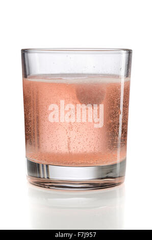 Orange Brausetablette in einem Glas Wasser. Zu isolieren. Stockfoto