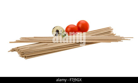 Rohen Buchweizen-Nudeln, isoliert auf weiss Stockfoto