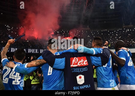 Italien. 30. November 2015. Napoli-Spieler feiern am Ende des Spiels vor ihren Anhängern Napoli 30.11.2015 Stadio San Paolo Fußball Calcio 2015/2016 Serie A Napoli - Inter-Napoli gewann 2: 1 Credit: Andrea Staccioli/Alamy Live-Nachrichten Stockfoto