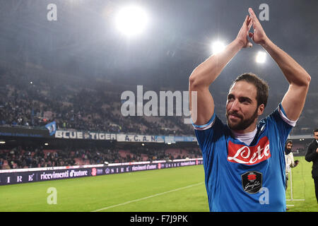 Italien. 30. November 2015. Napoli vorwärts Gonzalo Higuain feiert am Ende des Spiels Napoli 30.11.2015 Stadio San Paolo Fußball Calcio 2015/2016 Serie A Napoli - Inter-Napoli gewann 2: 1 Credit: Andrea Staccioli/Alamy Live-Nachrichten Stockfoto