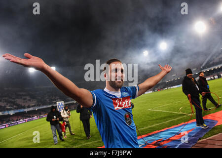 Italien. 30. November 2015. Napoli vorwärts Gonzalo Higuain feiert am Ende des Spiels Napoli 30.11.2015 Stadio San Paolo Fußball Calcio 2015/2016 Serie A Napoli - Inter-Napoli gewann 2: 1 Credit: Andrea Staccioli/Alamy Live-Nachrichten Stockfoto