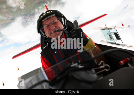 Fliegen am Limit mit 10 G-Belastung. Klaus Lenhart, geben Sie in das Cockpit seiner roten Kunstflug Maschine Extra 300L. Stockfoto