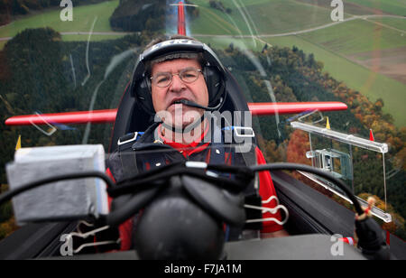 Fliegen am Limit mit 10 G-Belastung. Klaus Lenhart, geben Sie in das Cockpit seiner roten Kunstflug Maschine Extra 300L. Stockfoto