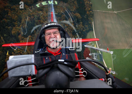 Fliegen am Limit mit 10 G-Belastung. Klaus Lenhart, geben Sie in das Cockpit seiner roten Kunstflug Maschine Extra 300L. Stockfoto