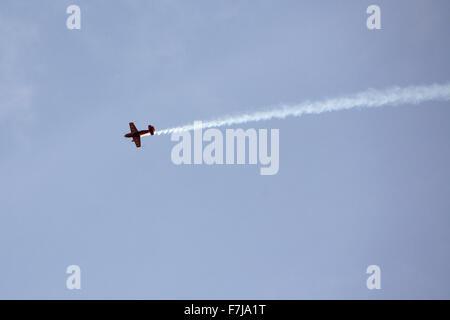 Fliegen am Limit mit 10 G-Belastung. Klaus Lenhart, geben Sie in das Cockpit seiner roten Kunstflug Maschine Extra 300L. Stockfoto