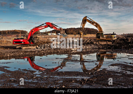 Bagger auf dem Gelände des ehemaligen Stahlwerk Phoenix in Dortmund-Hoerde. Stockfoto