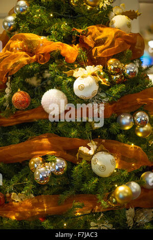 Weihnachtsbaum mit Dekorationen, verschwommen, unscharf Stockfoto