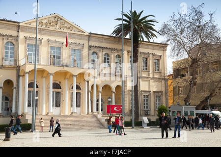 Izmir, Türkei – 5. Februar 2015: Normale Passanten vor Izmir Goverment Büro, Konak square Stockfoto