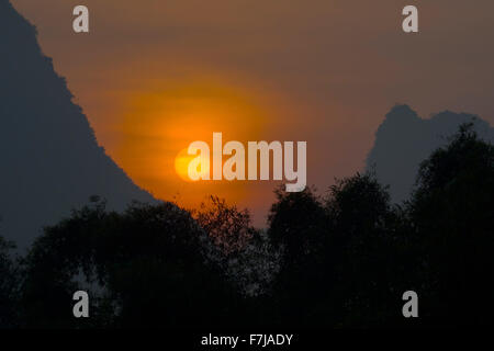 Sonnenaufgang über dem Kalkstein Karst Formationen Guilin Region Guangxi, China LA008231 Stockfoto